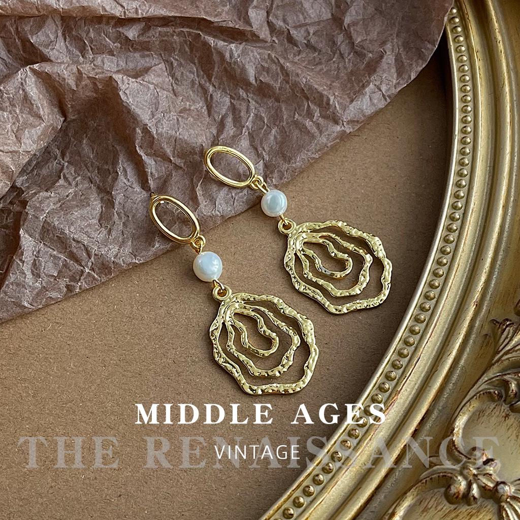 Pre-Owned Baroque Pearl Floral Stud Earrings: Vintage French Retro Light Luxury Jewelry