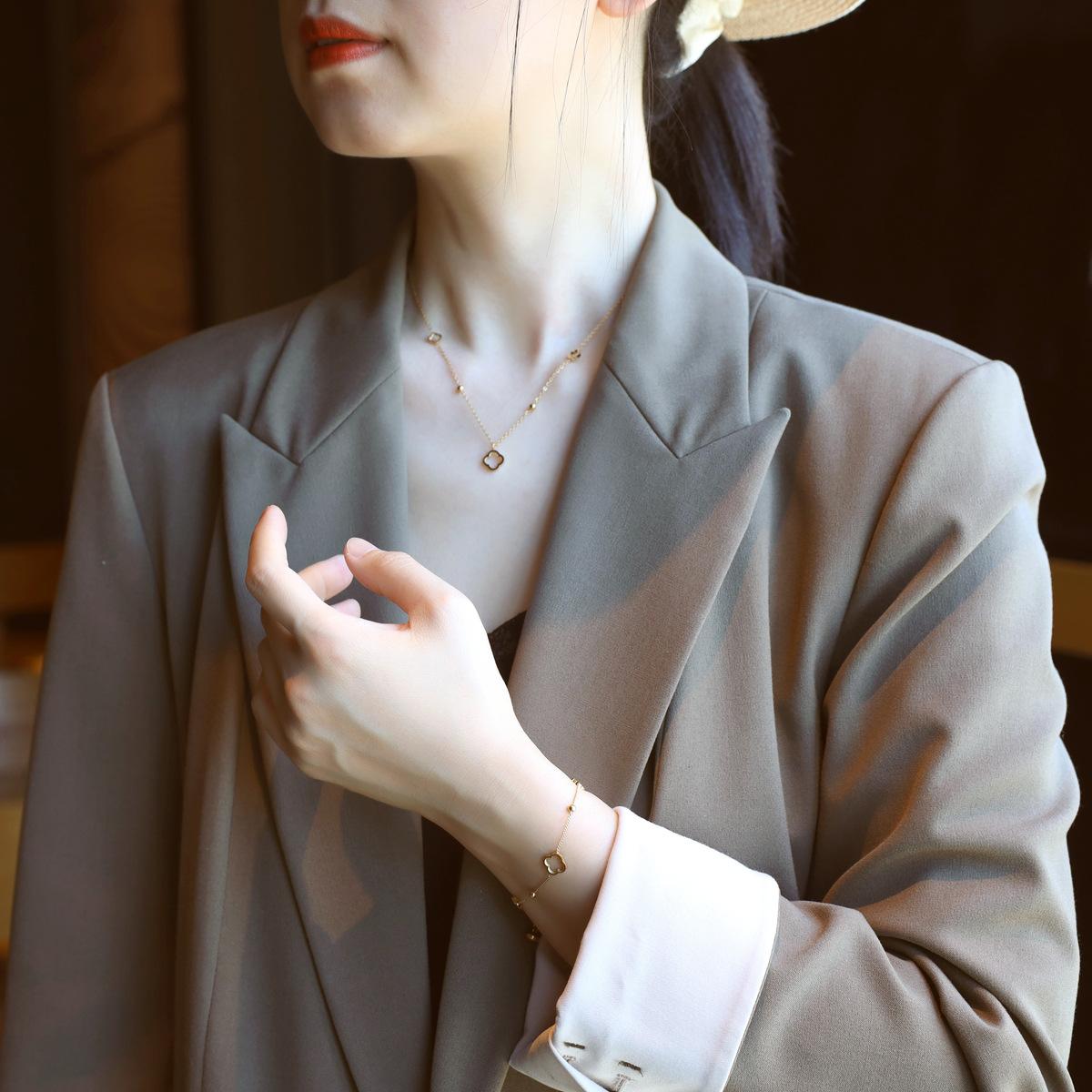 

Простой браслет-ожерелье с четырьмя лепестками золотой