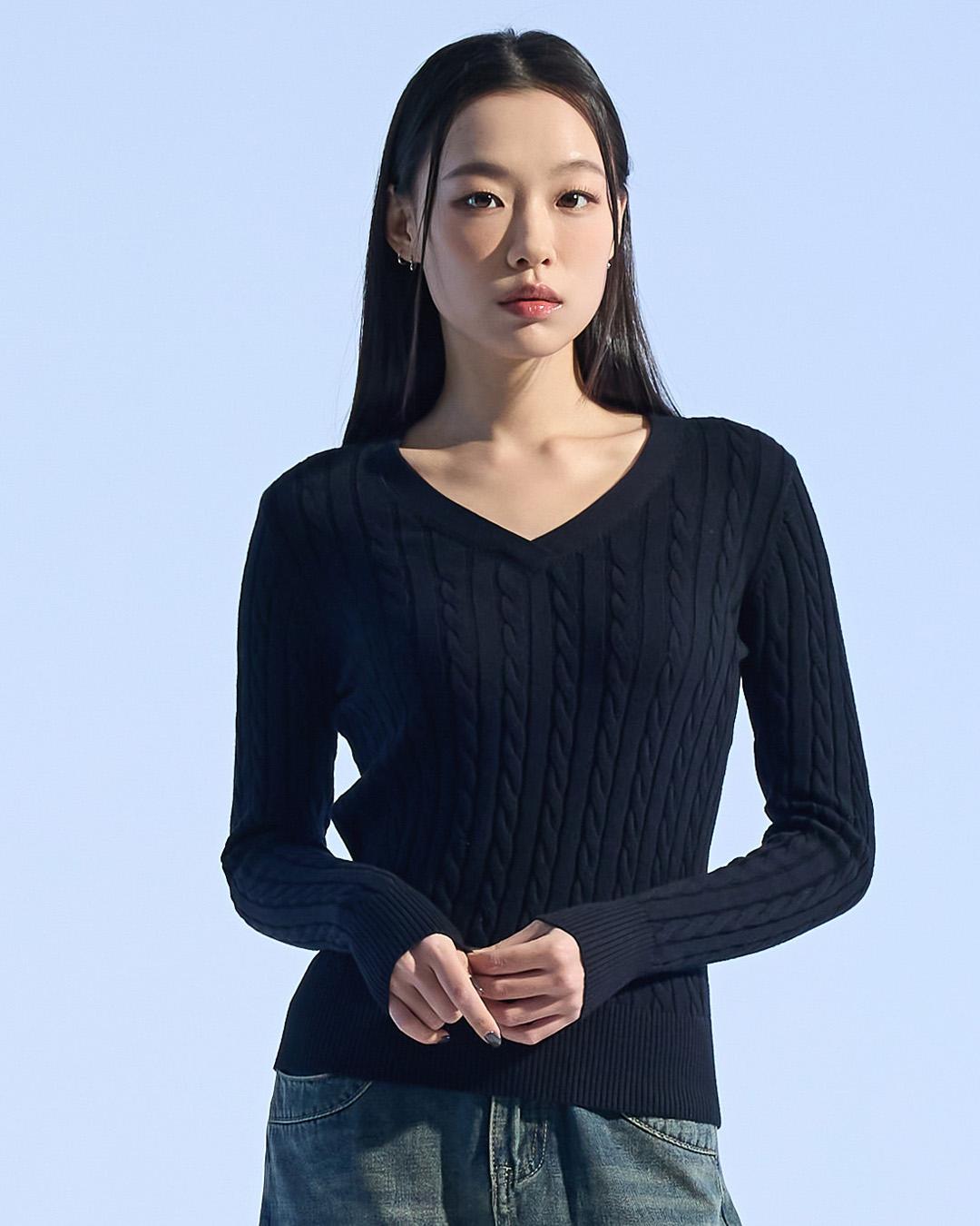 Moa Cable Knit V-Neck Sweater (Black) Black/S