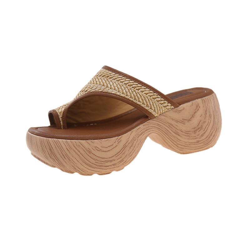 Slippers women's outer wear fire in the summer of 2025 new models go out temperament retro foot flip-flops