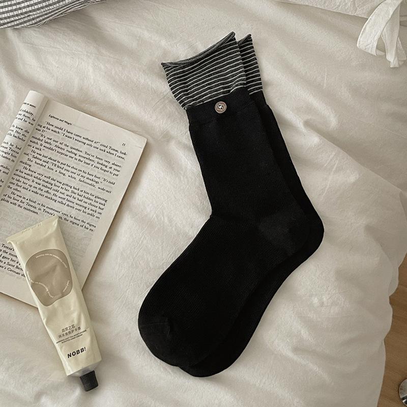 

Contrasting color Korean striped socks women s spring and autumn cotton medium tube socks double socks personalized button stockings One size fits all чёрный