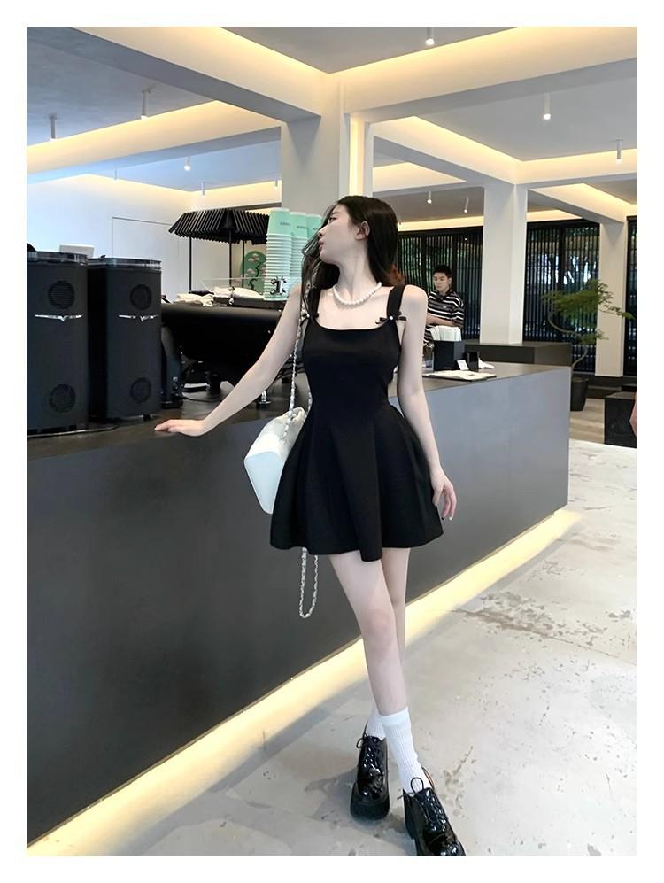 Suspender dress women's summer drape feeling high-end temperament exquisite short skirt design sense niche suspender dress