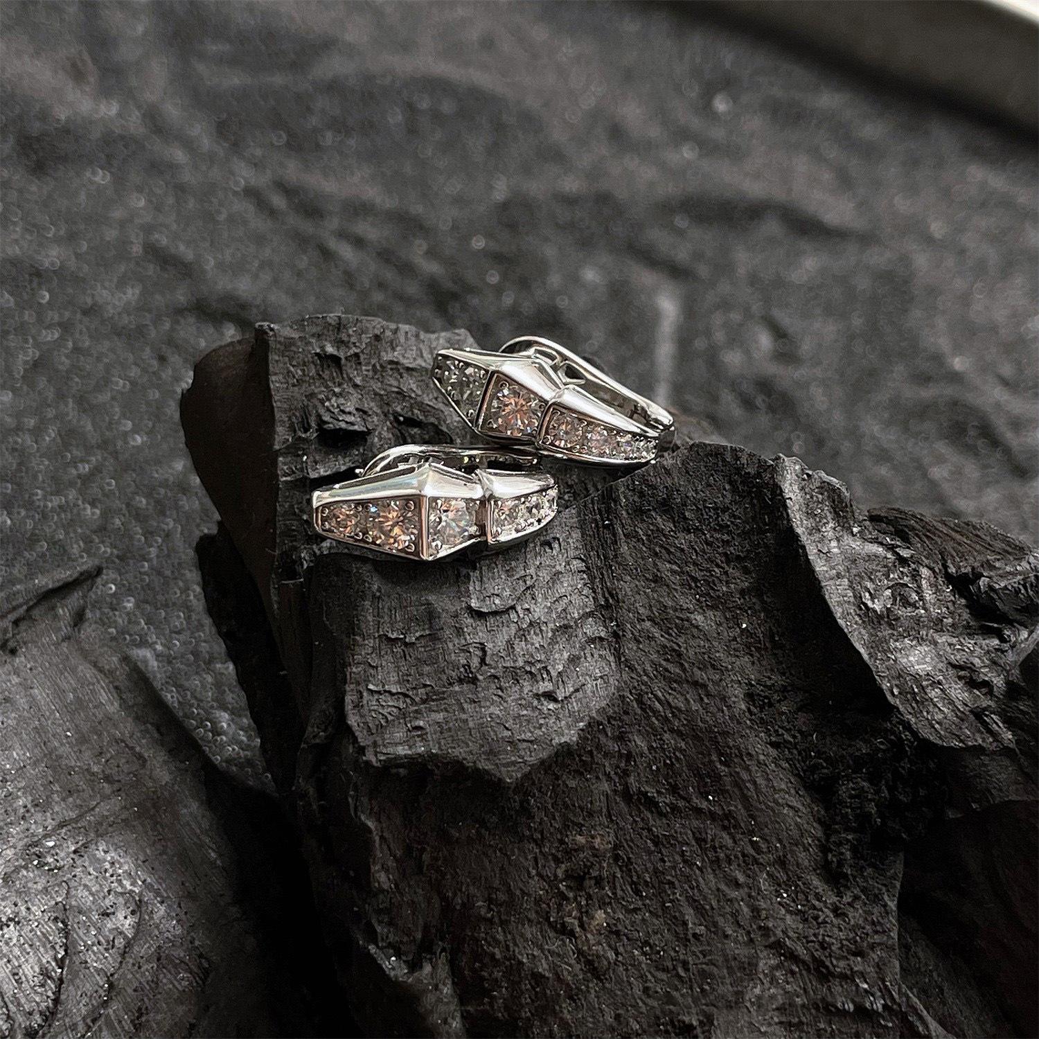 Серьги-змеи с бриллиантовой циркониевой инкрустацией, осенне-зимние, женские, нишевый дизайн, персонализированные, универсальные