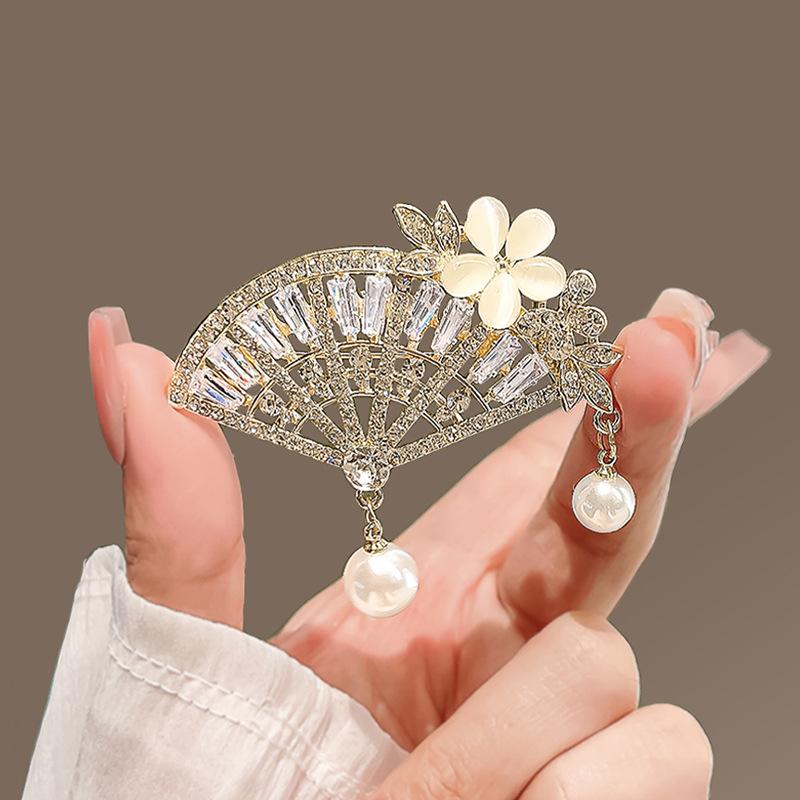 Cat's Eye Flower Fan-shaped Brooch, High-end Women's Versatile Pearl Brooch, Creative Anti-glare Pin