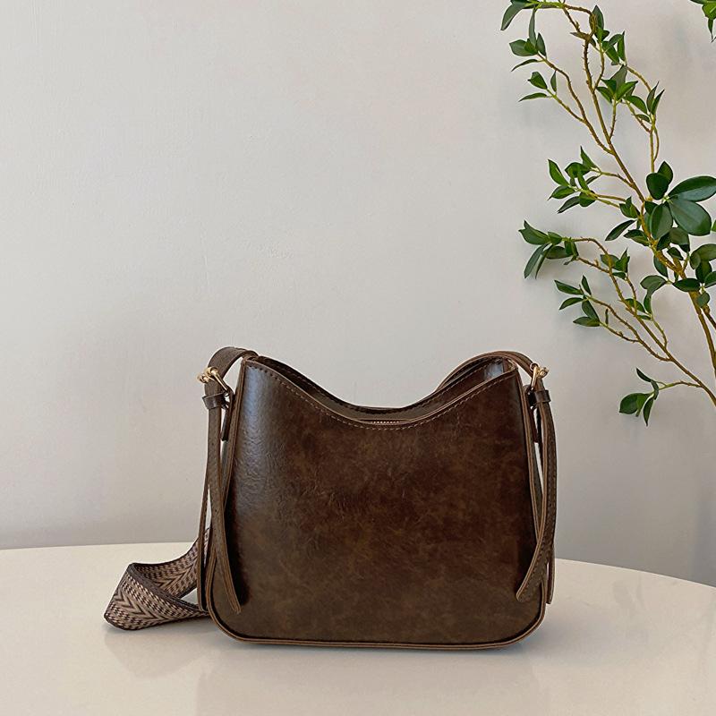 Retro fashion simple temperament wide shoulder strap shoulder bag women's early spring new versatile messenger bag women