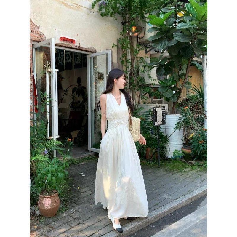 Elegant 2026 French Slimming Summer Dress: Sleeveless, Waist-Cinched, Trendy Design