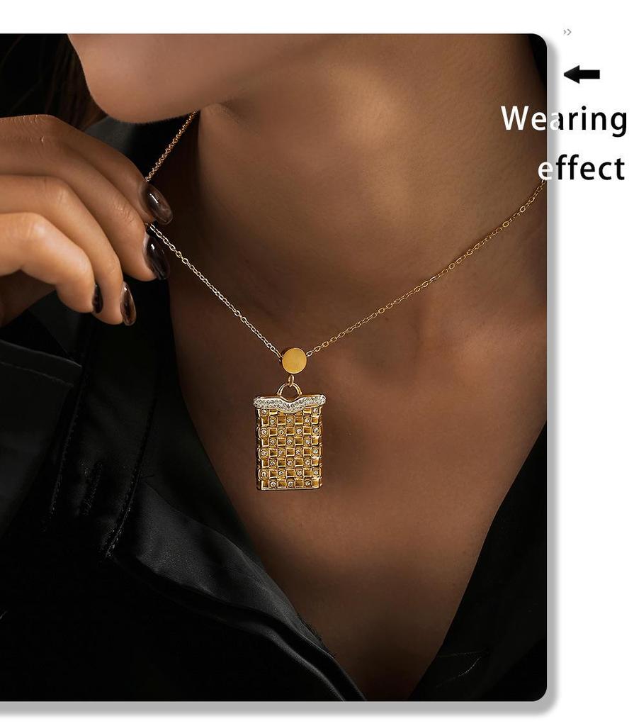 Minimalist Rectangular Plaid Pendant Necklace: Diamond-Studded Clavicle Chain In 18K Gold-Plated Titanium Steel.