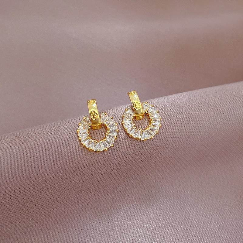 

Комплект: кольцо с бриллиантами, ожерелье и серьги. Легкая роскошь, инкрустация, индивидуальность, темперамент, банкетные серьги, комбинация ожерелья.