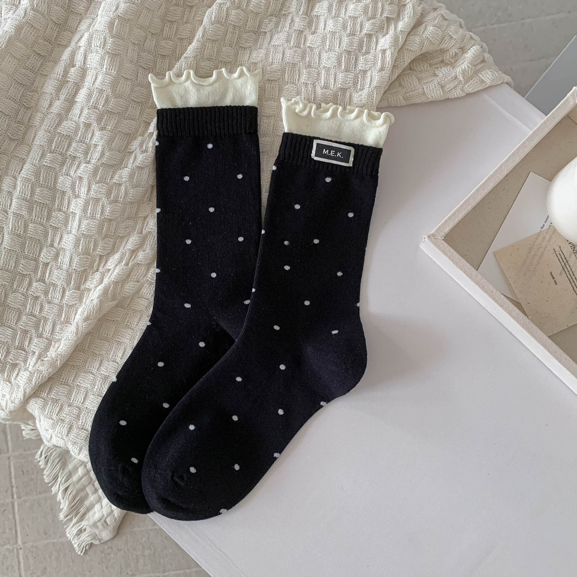 

Early Autumn European Socks Polka Dot Lace Fashion Cloth Label Medium Tube Socks Simple College Style Socks One size fits all чорний