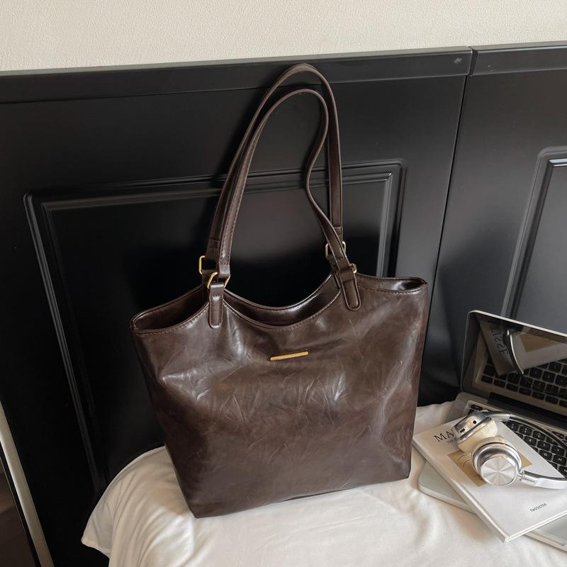 

Large capacity retro ins commuter texture shoulder bag women s 2025 autumn new armpit bag work tote bag темно-коричневого