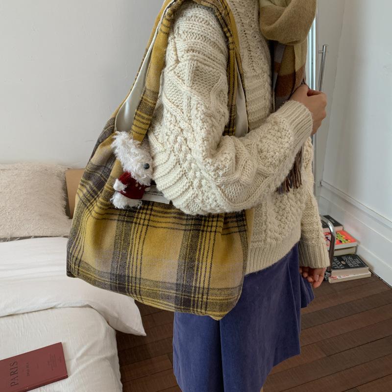 Casual large-capacity canvas bag women's 2025 new lightweight and versatile commuter shoulder underarm bag fashionable tote bag