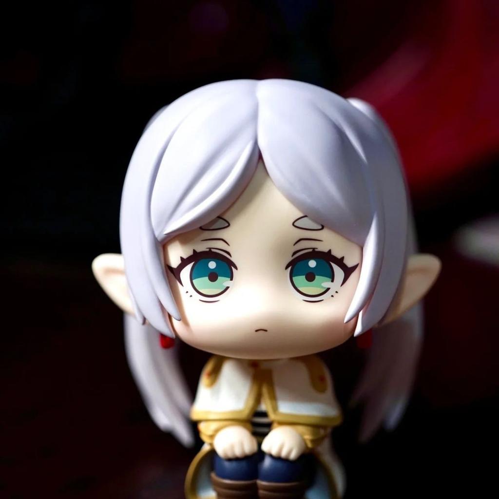 Figurka Anime Frieren Beyond Journey's End do dekoracji pulpitu lub obudowy komputera przedstawiająca żałobną scenę