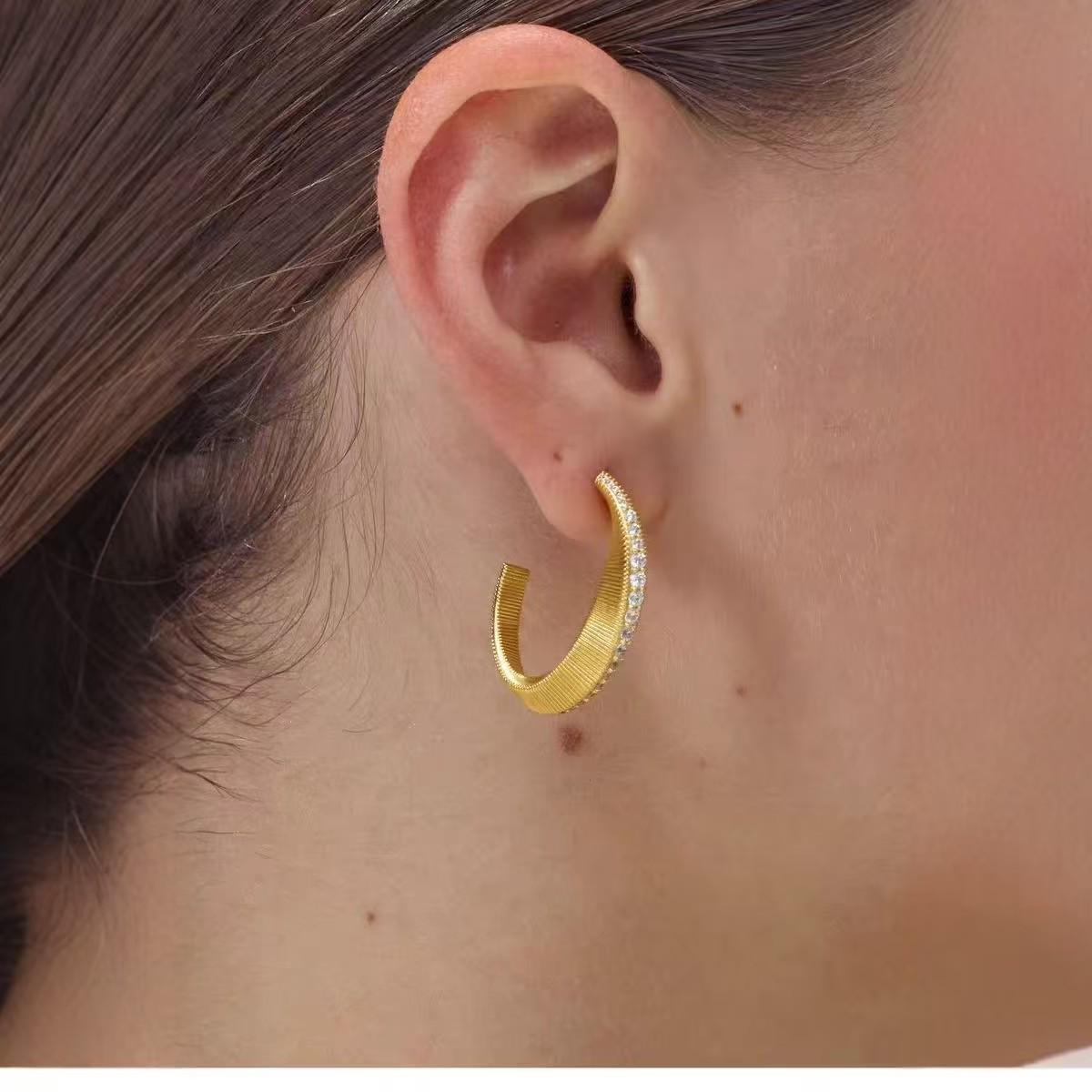 Изысканный браслет со звездой, усыпанной цирконами: Стильная легкая роскошь с привлекательностью высокого класса