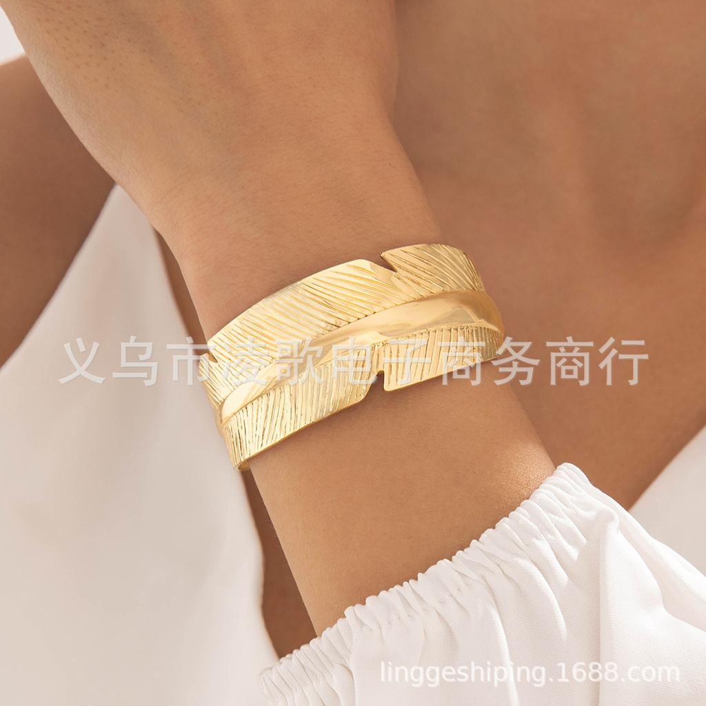 Hot-selling, exaggerated metal hollow pattern shape iron bracelet set, wire arm ring