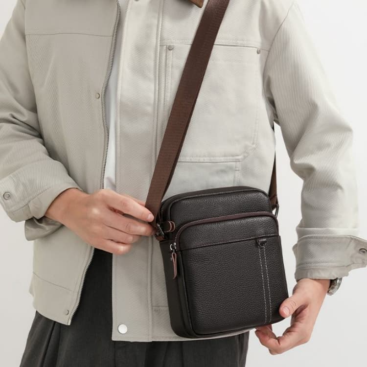 Borsa a tracolla messenger verticale da uomo con motivo litchi