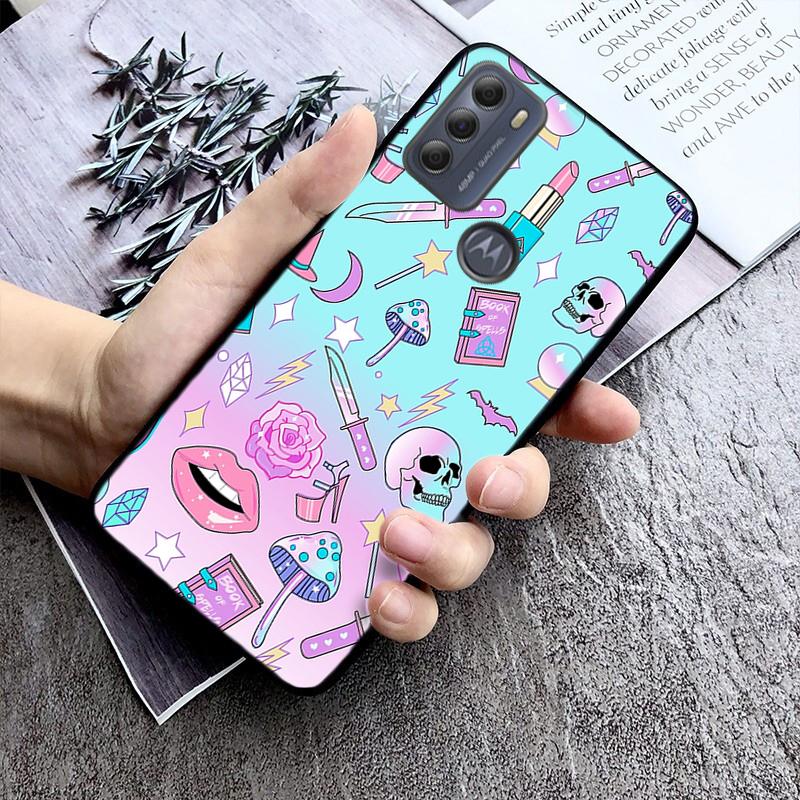 

Girly Pastel Witch Goth Cat Phone Case For Motorola G Stylus 5G G Play G35 G45 G54 G24 G86 G04S E13 E14 E32 E32S G Stylus 5G 2023