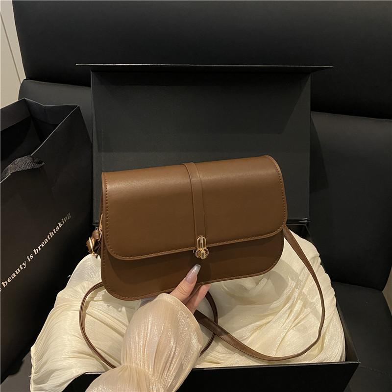 Borsa a Sella in Ecopelle con Tracolla a Catena e Chiusura a Pattina per Uso Quotidiano da Donna