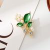 DYS Brooch Pin, Plant Shape Lapel Pin with Green Leaf Design, Imitation Pearl Rhinestone Combination Stable Buckle for Daily Commuting And Dress