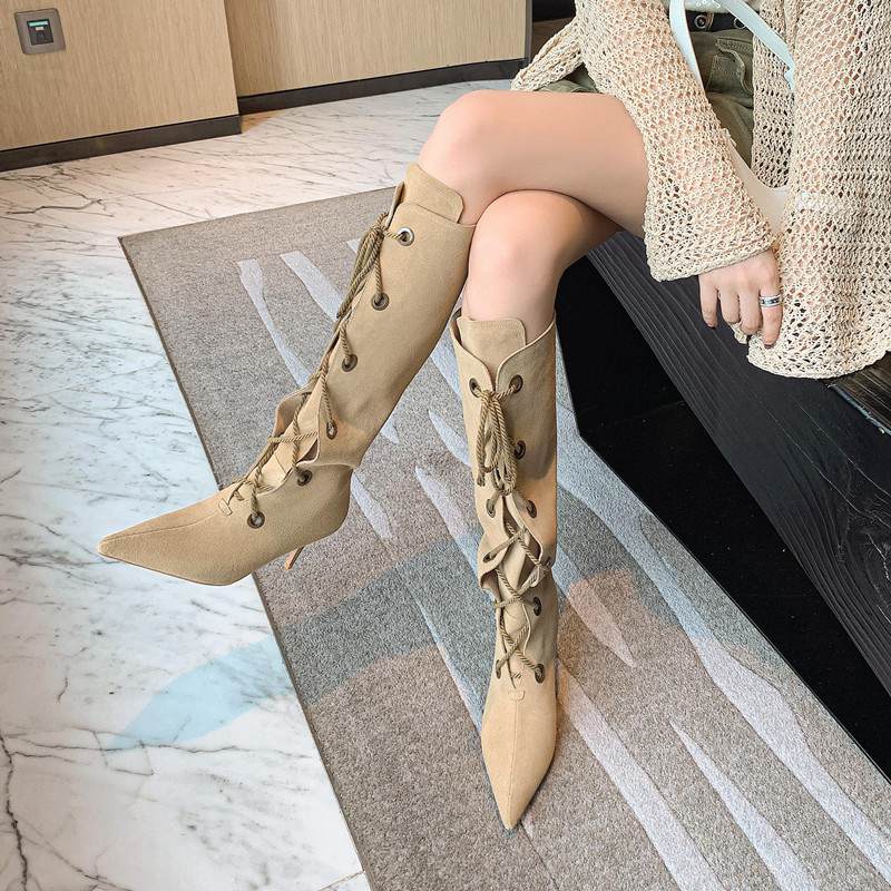 Krazing Pot Chaussures en daim de vache pour femme, cuissardes hautes à bout pointu, talons hauts et lacets avec pompon, collection automne-hiver