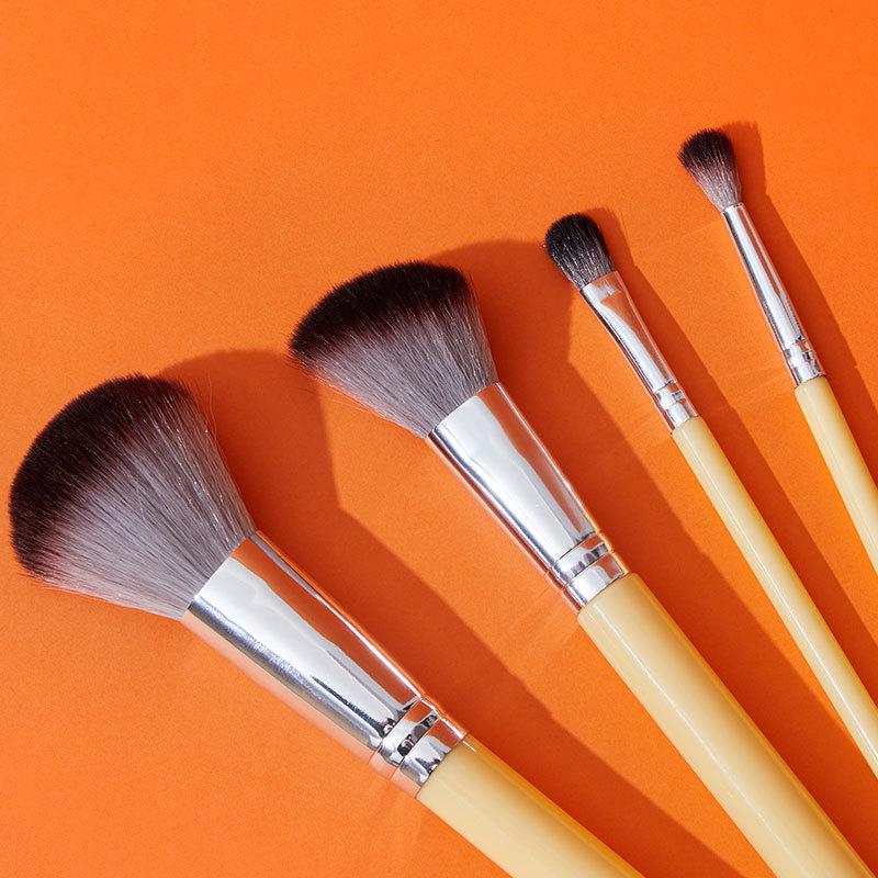 

Набор из 4 кистей для макияжа: Кисти с мягкой щетиной для растушевки, бровей, румян, пудры и теней для век ярко-розовый/золотой