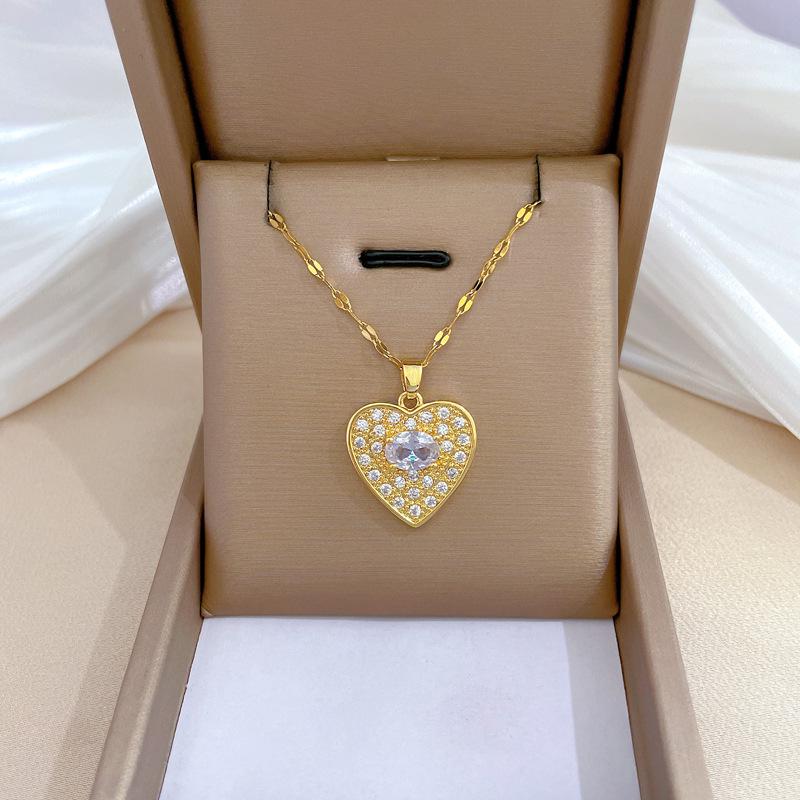 **Lively Women's Necklace: Titanium Steel & Gold-Plated Copper Clavicle Chain**