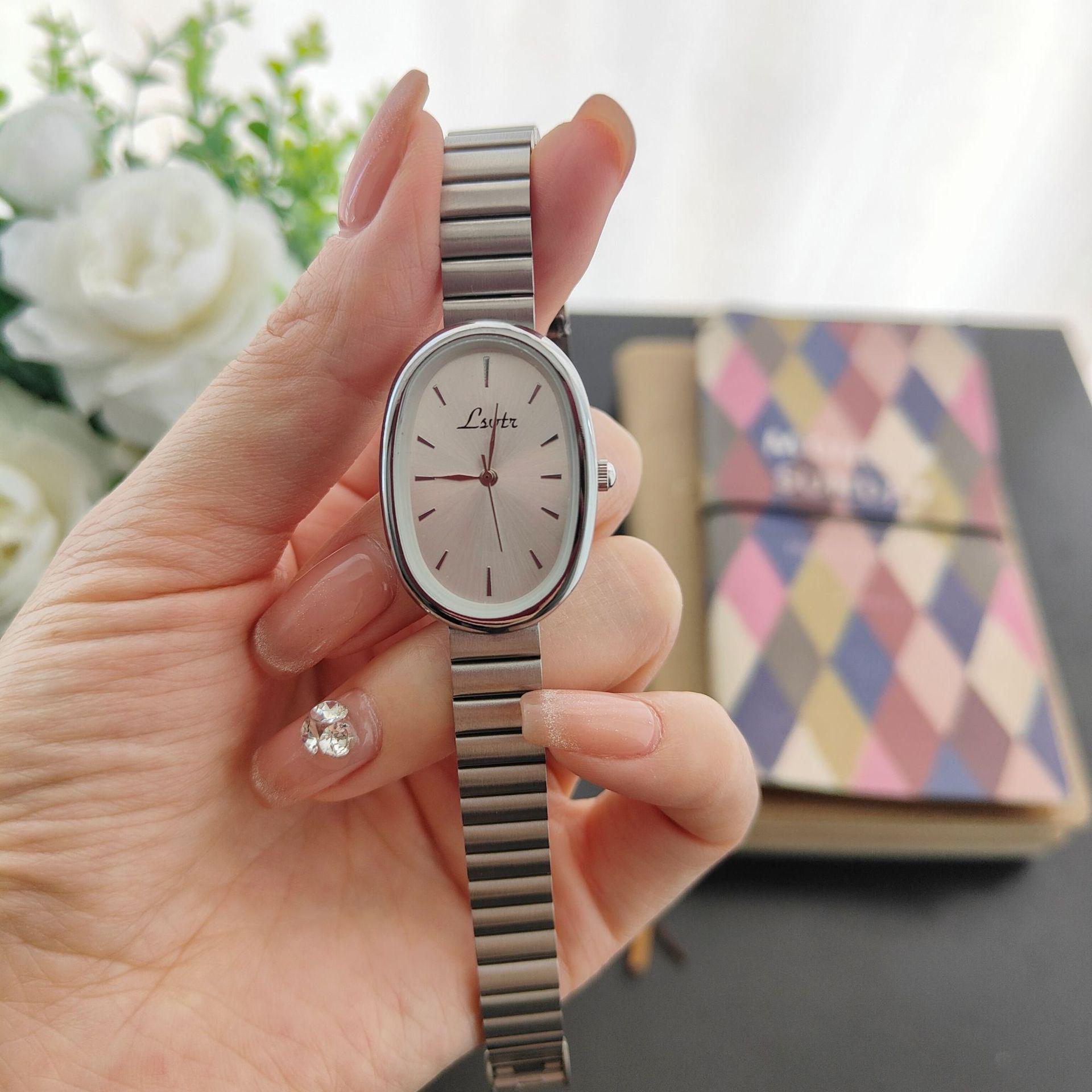 

Женские кварцевые часы высокого класса золотистого цвета с браслетом из стали Silver