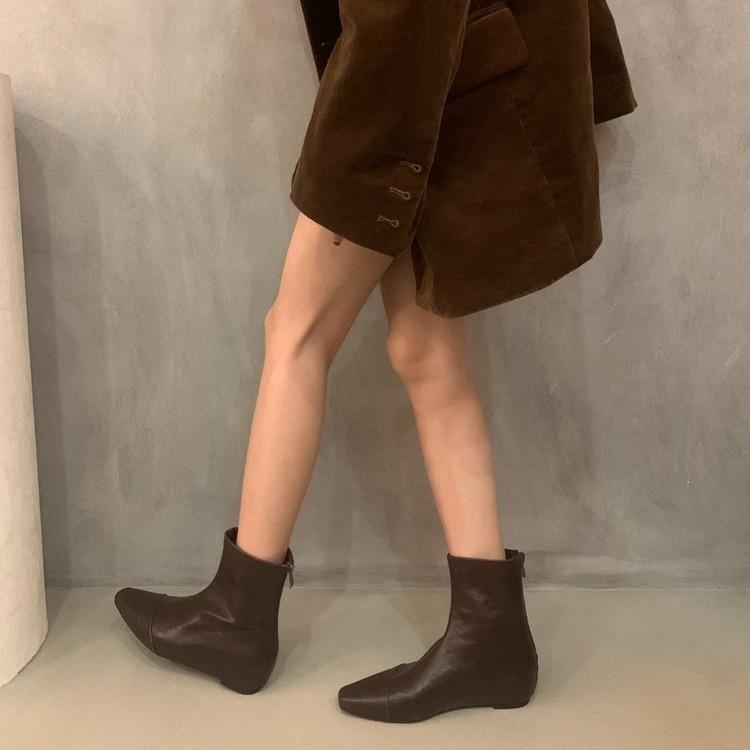 2025 Korean version of the new white short boots, retro versatile and simple inner height-increasing slope heel short tube temperament small square h