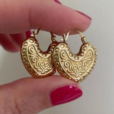 Vintage Design Gold Color Heart Women's Earrings Classic Metal Hand Carved Pattern Hoops Earrings Woman Jewelry