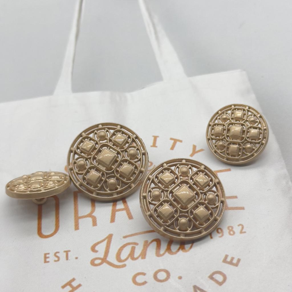 Neue Metall Sand Gold Kleine Weihrauch Wind Mantel Retro Windjacke Taste Hemd Dekorative Schnalle