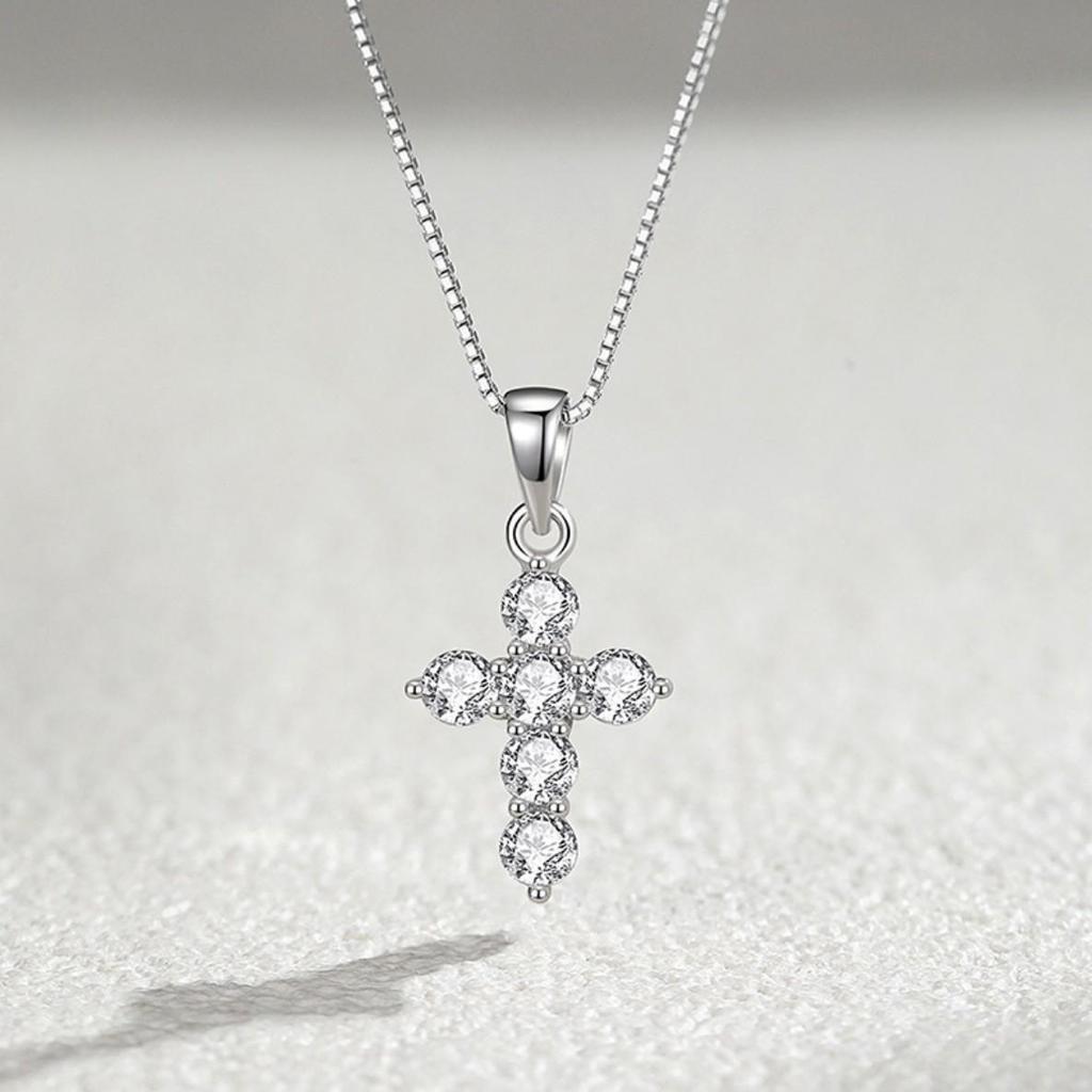 S925 Sterling Silver Diamond Inlaid Cross Necklace for Women - Elegant, High-End Clavicle Chain, Versatile and Stylish.