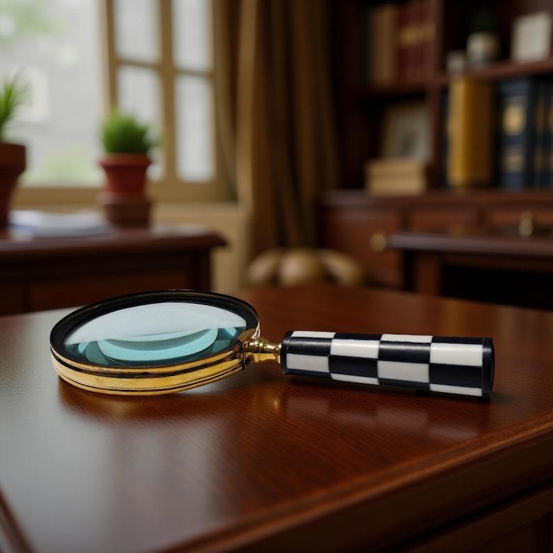 

Vintage Magnifying Glass with Chequered Handle: Antique Page Reader білий/чорний