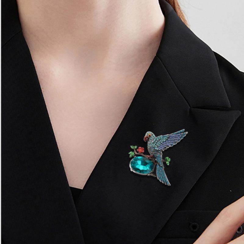 Winged Parrot Brooch High-End Women'S Luxury  Animal Brooch Elegant Niche Design Lapel Pin Suit Coat Jewelry Accessory