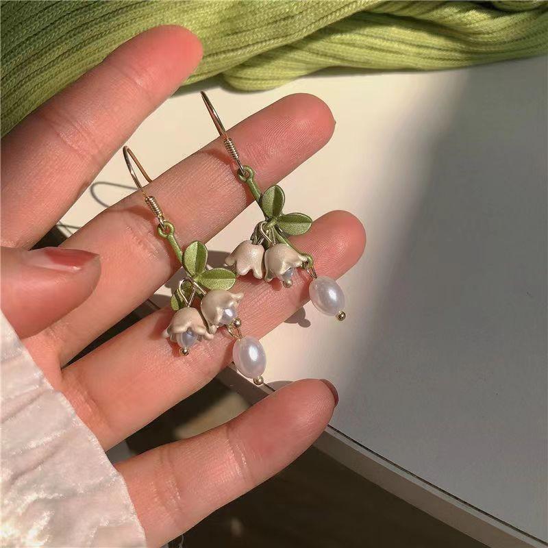 

Sweet Temperament Small Fresh White Lily of The Valley Flower Earrings Elegant Earrings for Women Wedding Party Jewelry