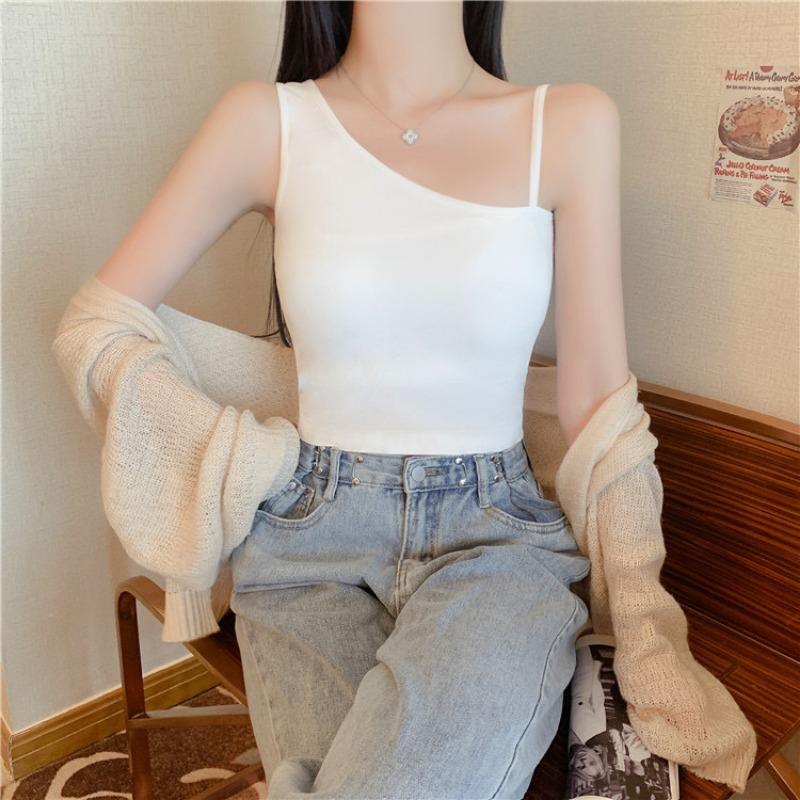 Sportovní tílko v korejském stylu s odhalenými rameny a vestavěnou podprsenkou, zeštíhlující a stylové pro vrstvení nebo svrchní nošení