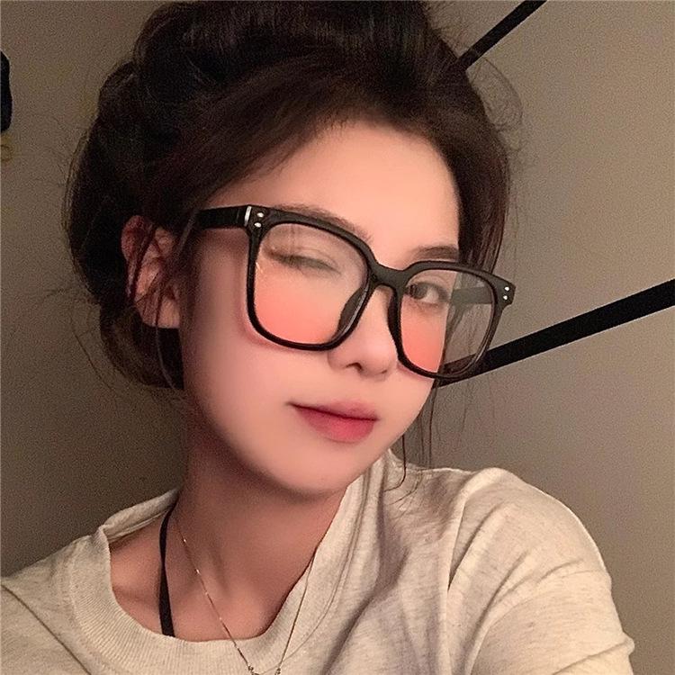 First Love Japanese Retro Black Frame Gradient Pink Sunglasses - Square Korean Style for Round Face Slimming.