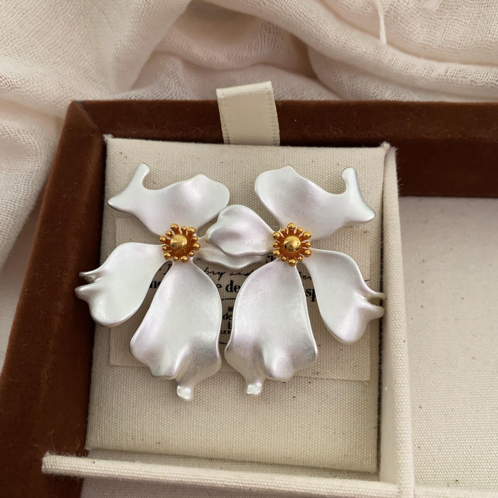 Металлические серьги-пусеты в виде неправильных цветов класса люкс, атмосферные модные серьги, роскошные серьги с индивидуальностью, модные серьги в виде лепестков