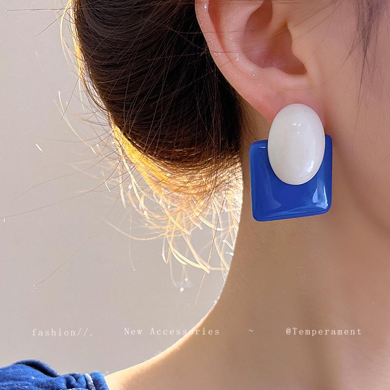 2025 New Retro Hong Kong Style Colorful Earrings: Luxury, High-End Studs, Exaggerated Fashion for Women