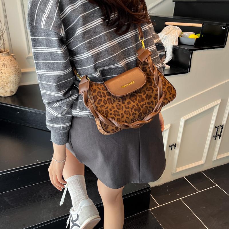 Premium matte underarm bag women's 2025 new hand carry women's bag autumn and winter retro shoulder bag versatile messenger bag