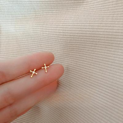 Cross Stud Earrings, Women Are Simple and Small, and They Can Wear Invisible Earrings To Work.