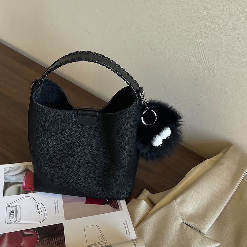 

Bag high-end niche design leather contrasting color bucket bag women s versatile handbag light luxury large-capacity messenger bag 26.5CM чёрный