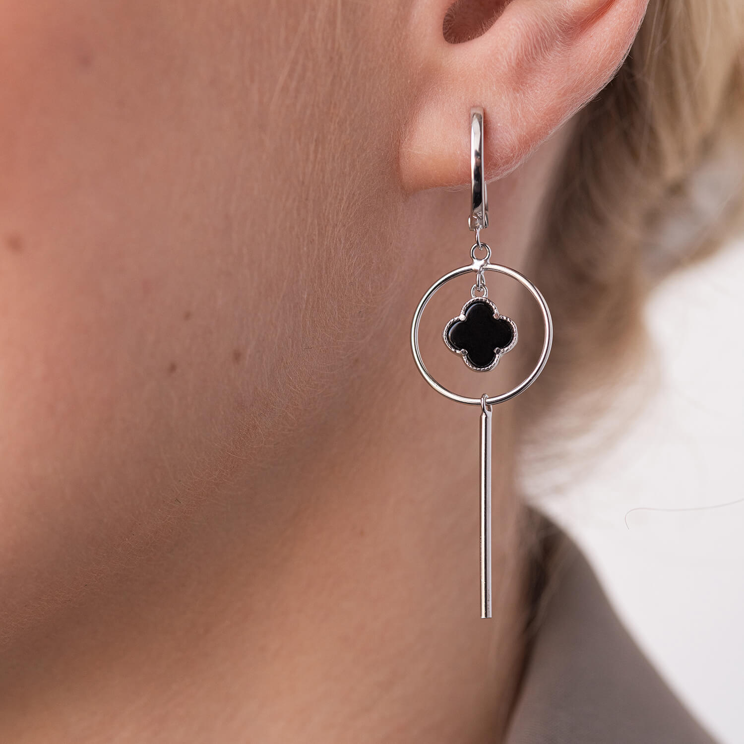 

Срібні сережки Конюшина з оніксом Oniks срібний