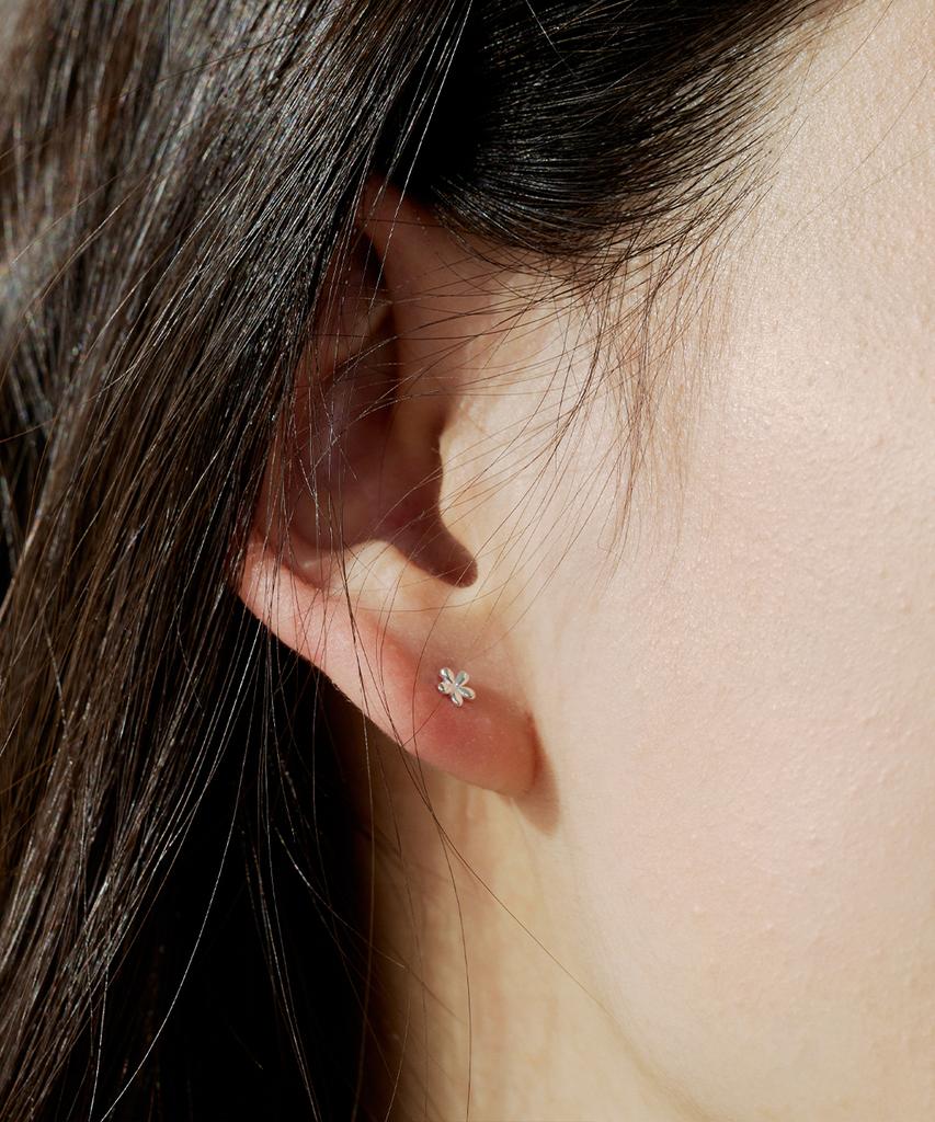 Silvertag Sie-26Ss3 925 Silver Shine Flower Earrings