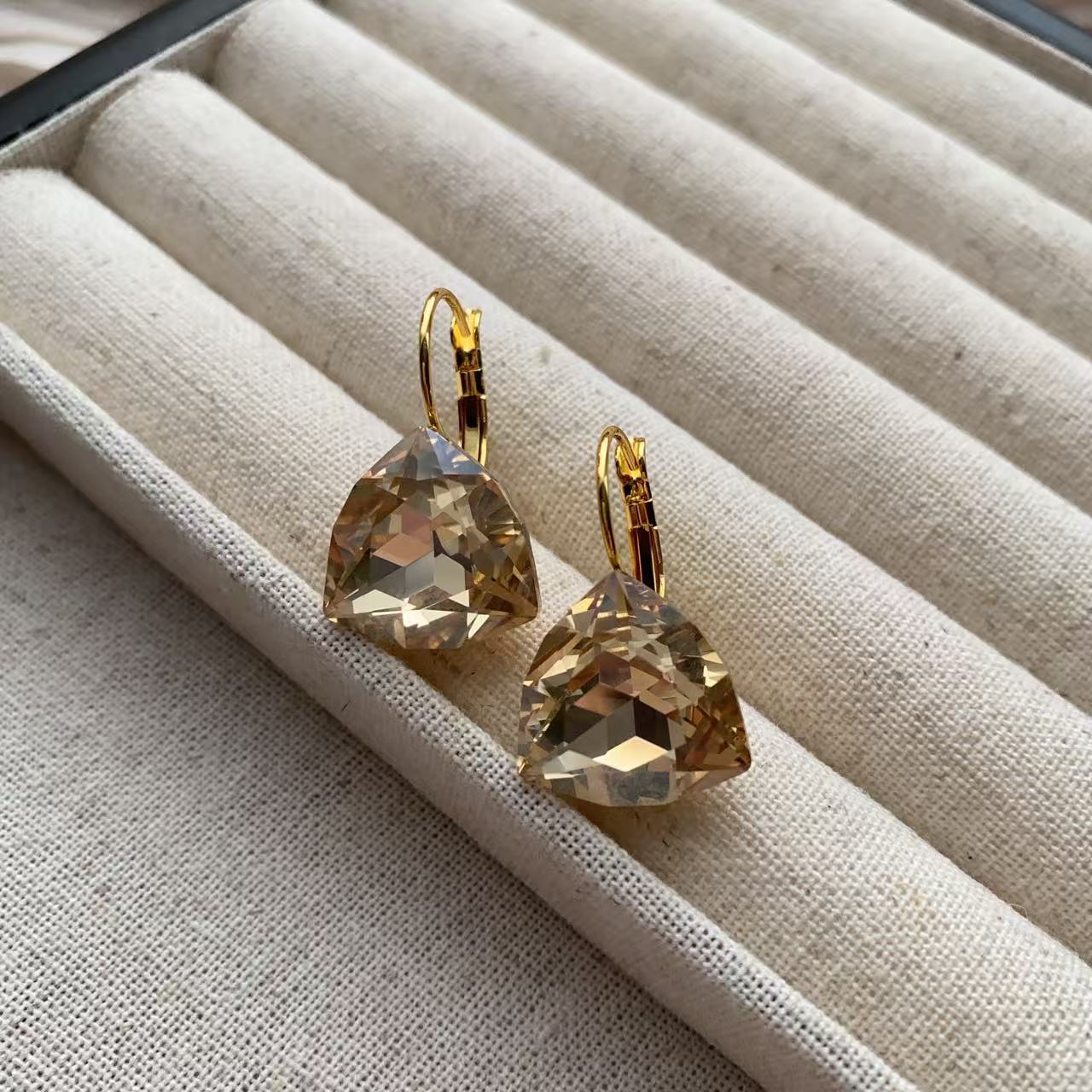 French Retro Niche Design Flash Diamond Pendant Earrings Light Luxury High Temperament Versatile Exquisite Earrings Women