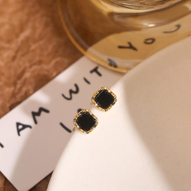 

1 пара сережек-гвоздиков в корейском стиле черного цвета с квадратной головкой для женщин, элегантные легкие роскошные геометрические серьги, модный подарок в виде ювелирного изделия золотой