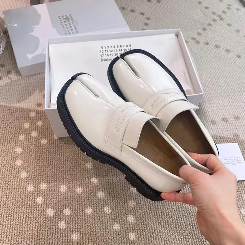 Split Toe Horse Shoe for Men's Thick Sole Loafers Shoes Tabi Shoes Patent Leather Korean Version Trend Casual Shoes 2025 Brand