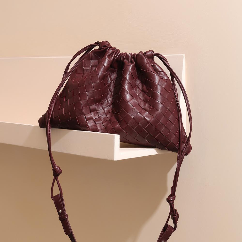 

Образец плетеной сумки из овчины ручной работы, женская сумка, высокое качество, с возможностью нанесения пользовательского логотипа, OEM, из натуральной кожи, женская сумка