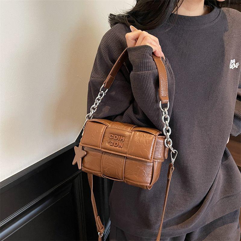 

Розовый Дофаминовый Супер Горячий Тканый Мешок Женский 2025 Новое Поступление Причудливая Доступная Роскошь Дизайн Особого Интереса Сумка-Кроссбоди Brown + pendant