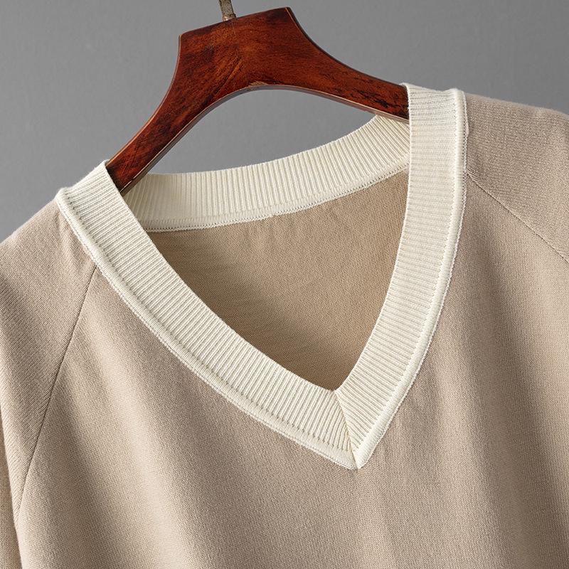 Dámský evropsko-americký dvoudílný oblek se svetrem s výstřihem do V a širokými kalhotami pro podzim/zimu 2025.