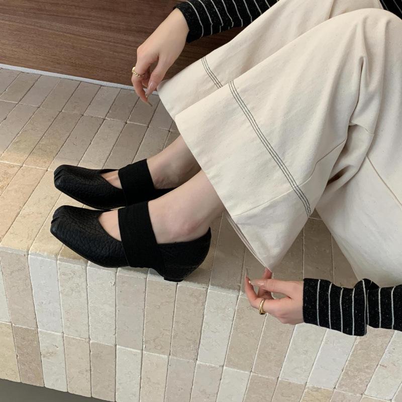 Niche design sense one word pig nose ballet single shoes women's spring and autumn new square head inner height increase Mary Jane shoes women