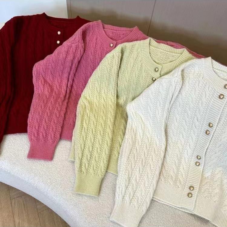 Lockere Damenstrickjacke mit Doppelknopfverschluss, Zopfmuster und Rundhalsausschnitt für Herbst und Winter